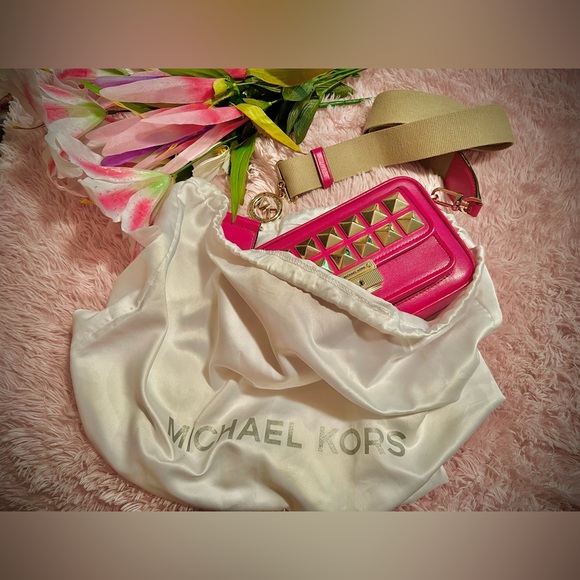 MICHAEL KORS HOT PINK RUNWAY CROSSBODY CAMERA BAG / STUDDED - Picture 16 of 16